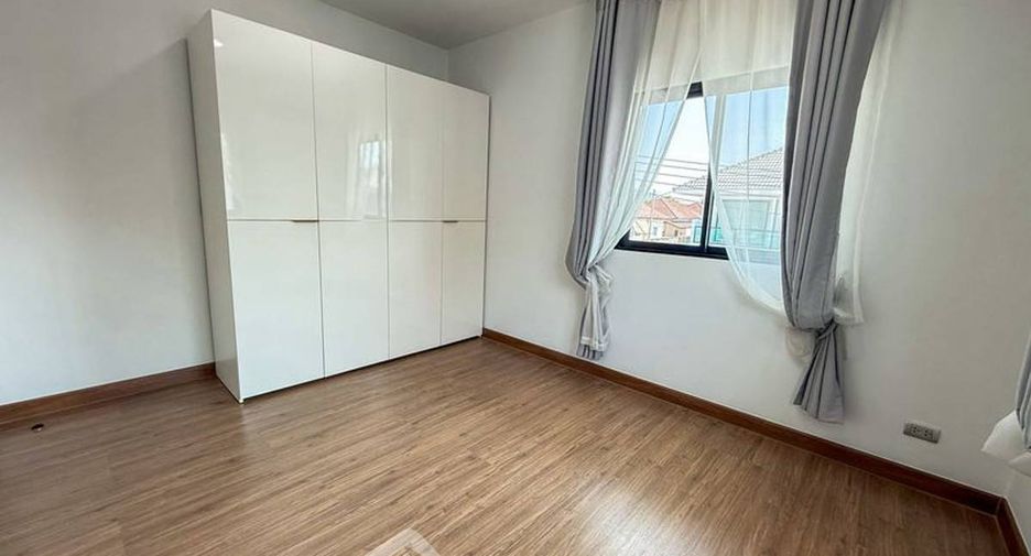 For sale 4 bedrooms house in Si Racha, Chonburi