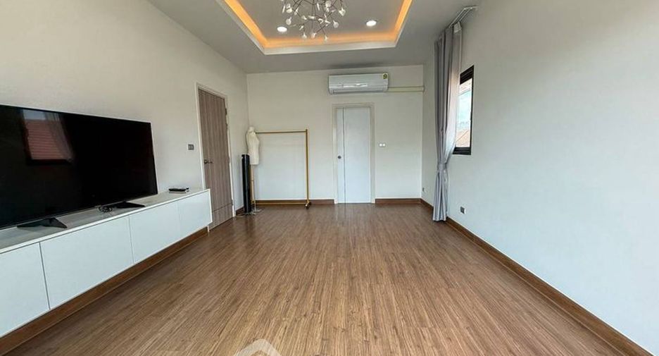 For sale 4 bedrooms house in Si Racha, Chonburi