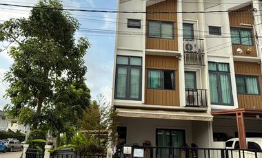 Casa adosada en venta de 3 habitaciones en Prawet, Bangkok
