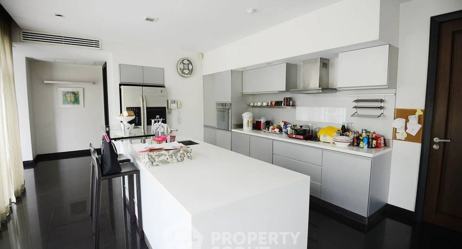 For sale 5 bedrooms house in Bang Kapi, Bangkok