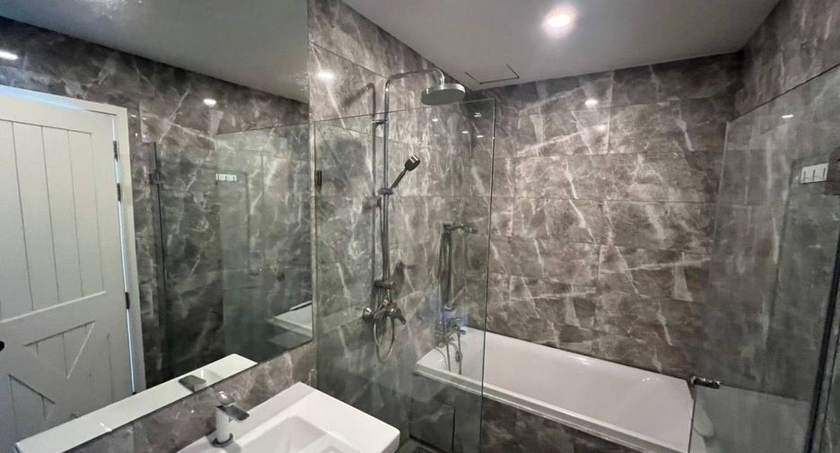 For sale 2 bedrooms condo in Pathum Wan, Bangkok
