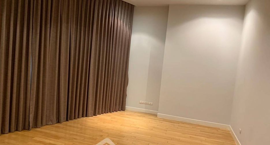 For sale 3 bedrooms condo in Khlong Toei, Bangkok