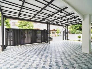 For sale 5 bedrooms townhouse in Prawet, Bangkok