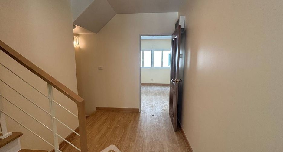 For sale 4 bedrooms townhouse in Suan Luang, Bangkok
