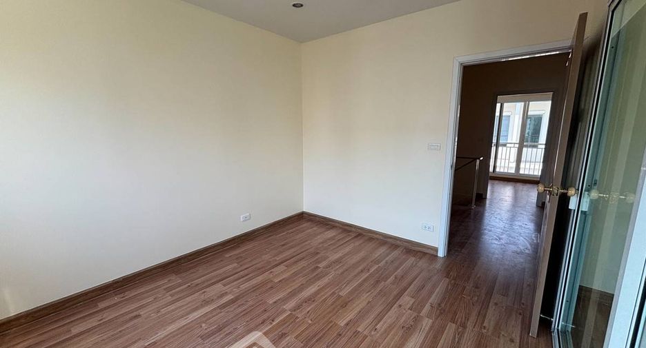 For sale 4 bedrooms townhouse in Suan Luang, Bangkok
