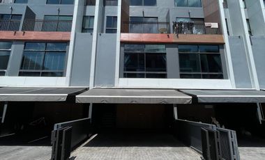 À vendre 3 chambres maison de ville à Yan Nawa, Bangkok