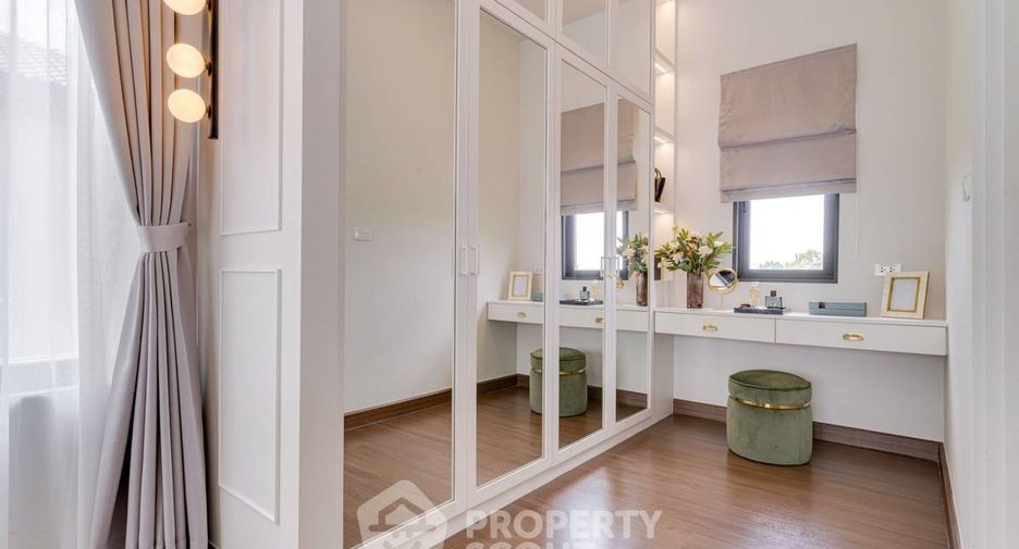 For sale 4 bedrooms house in Saphan Sung, Bangkok