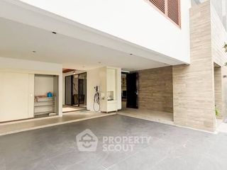 À louer et à vendre 5 chambres maison à Huai Khwang, Bangkok