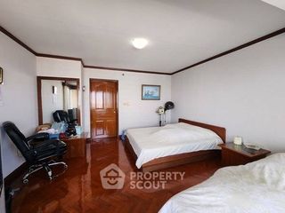 For sale 3 bedrooms condo in Bang Phlat, Bangkok