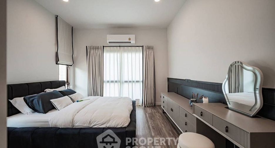 For sale 4 bedrooms house in Bang Kapi, Bangkok