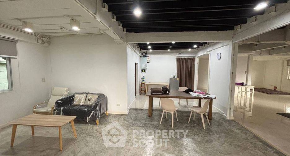 For sale 5 bedrooms house in Lat Phrao, Bangkok