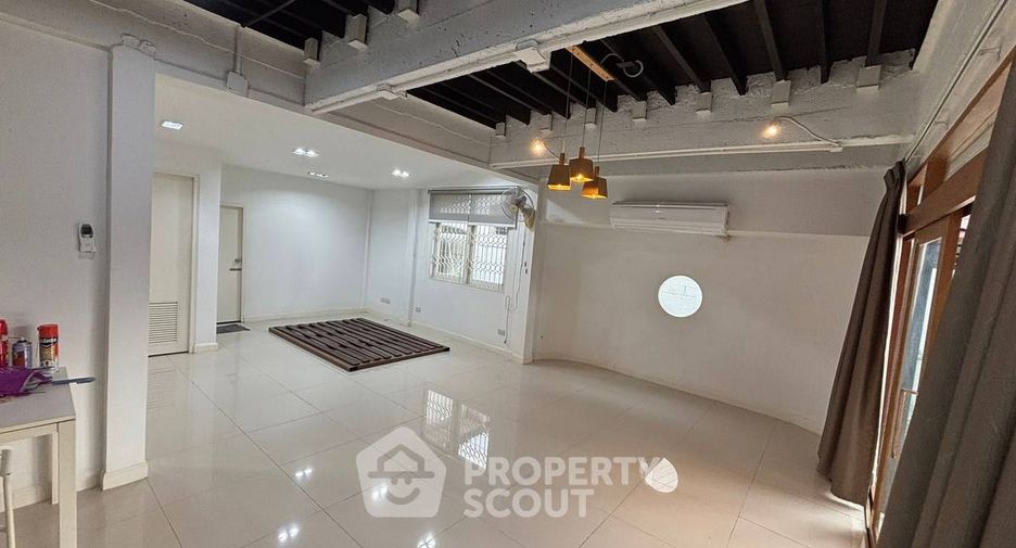 For sale 5 bedrooms house in Lat Phrao, Bangkok