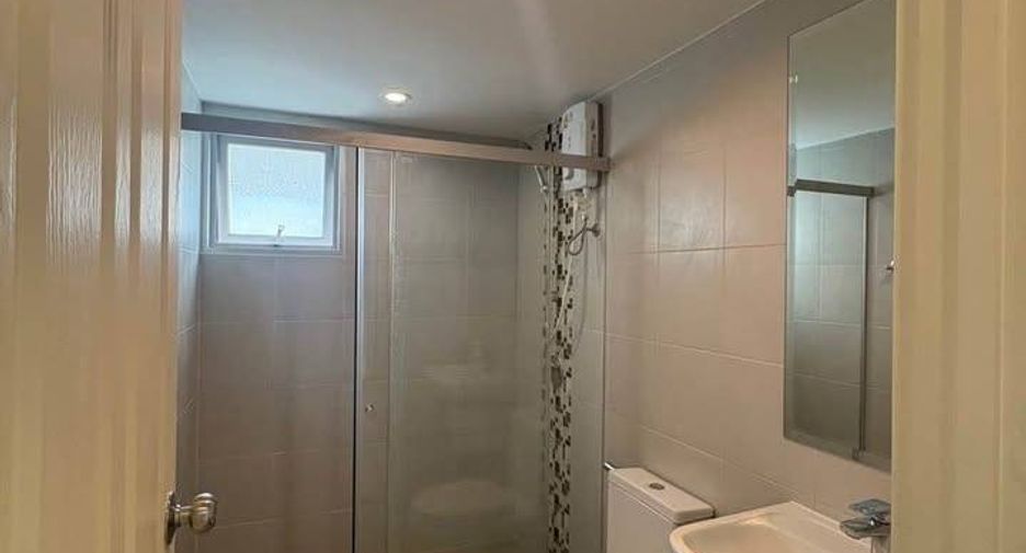 À vendre 2 chambres condo à Huai Khwang, Bangkok