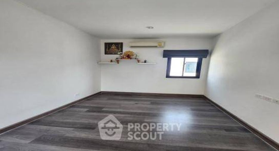 For sale 4 bedrooms townhouse in Phan Thong, Chonburi