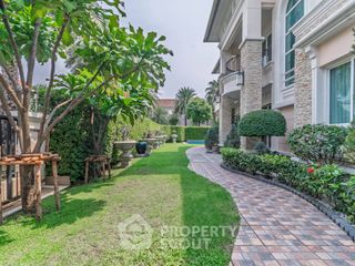 Casa en venta de 7 habitaciones en Taling Chan, Bangkok