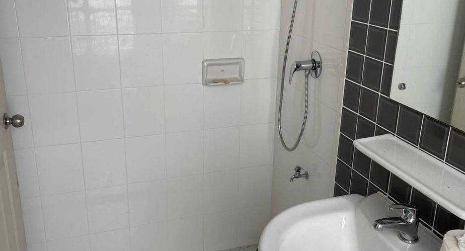 For sale 3 bedrooms townhouse in Lat Phrao, Bangkok