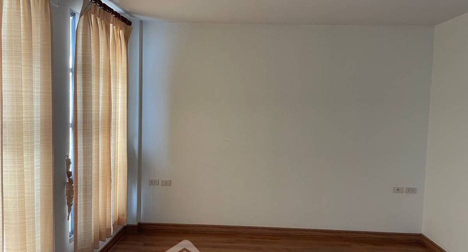 For sale 3 bedrooms townhouse in Lat Phrao, Bangkok