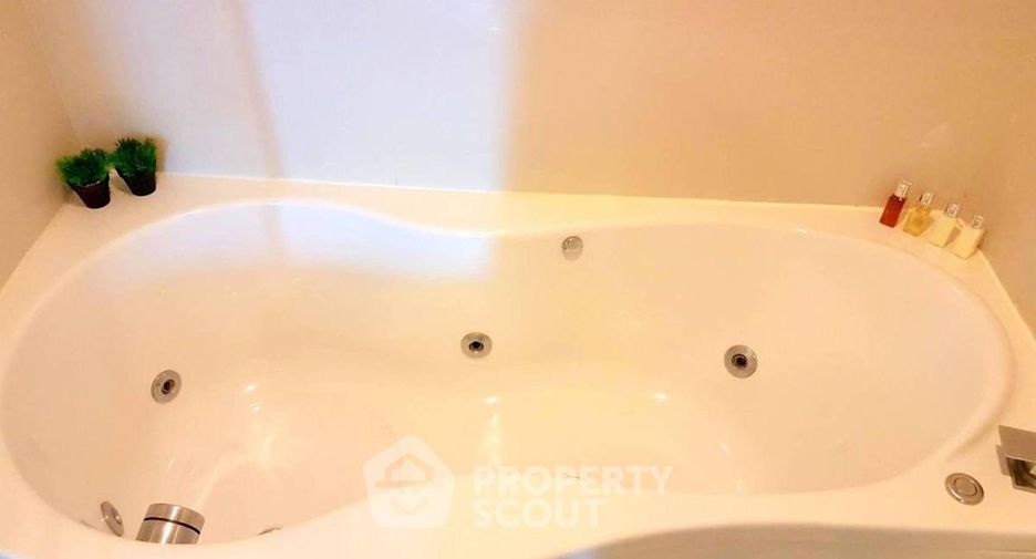 For rent and for sale 1 bed condo in Watthana, Bangkok