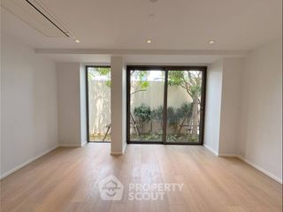 For rent and for sale 5 bedrooms townhouse in Yan Nawa, Bangkok