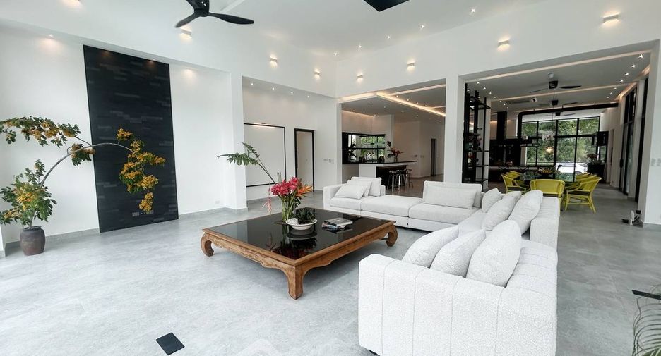 For sale 4 bedrooms villa in Huay Yai, Pattaya
