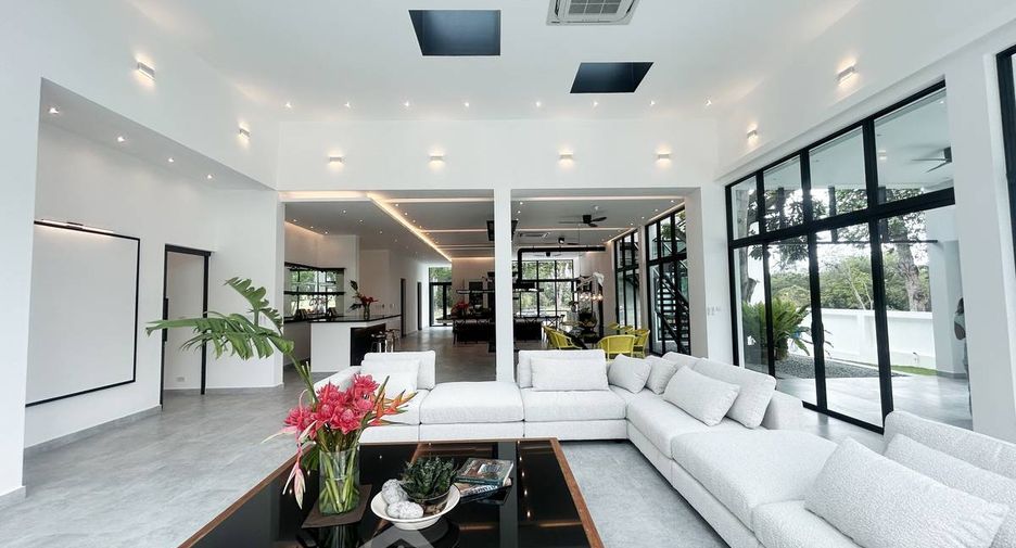 For sale 4 bedrooms villa in Huay Yai, Pattaya