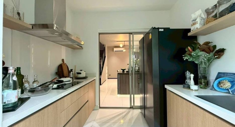 For sale 4 bedrooms house in Saphan Sung, Bangkok