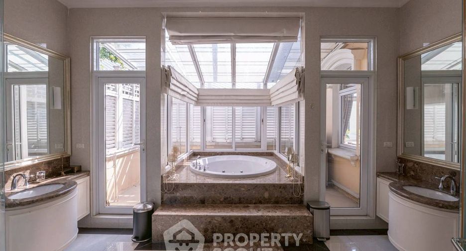 For sale 5 bedrooms house in Lat Phrao, Bangkok