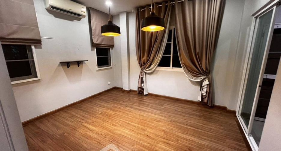 Haus zum Kauf mit 4 Zimmer in Khlong Sam Wa, Bangkok