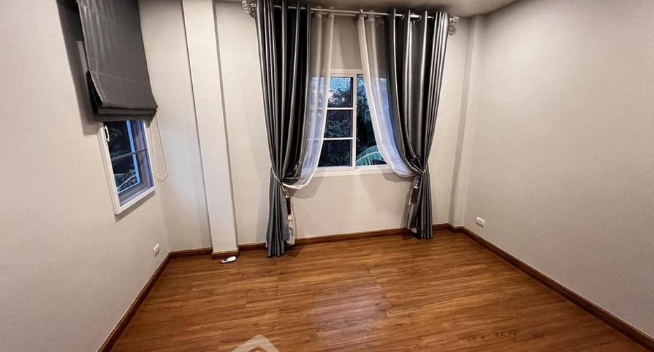 Haus zum Kauf mit 4 Zimmer in Khlong Sam Wa, Bangkok