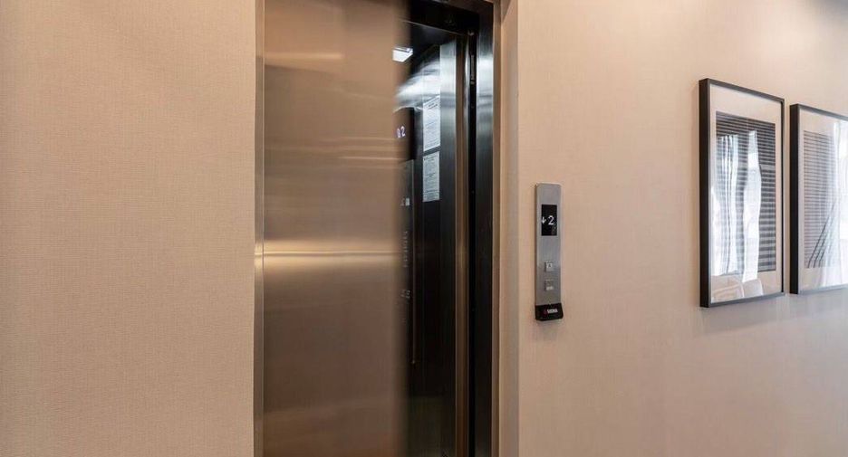 For sale 4 bedrooms townhouse in Phra Khanong, Bangkok