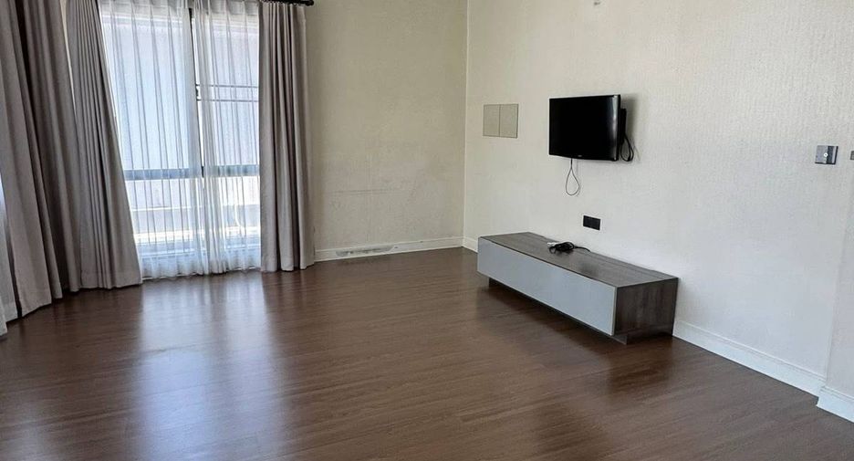 For rent and for sale 4 bedrooms house in Bang Kapi, Bangkok