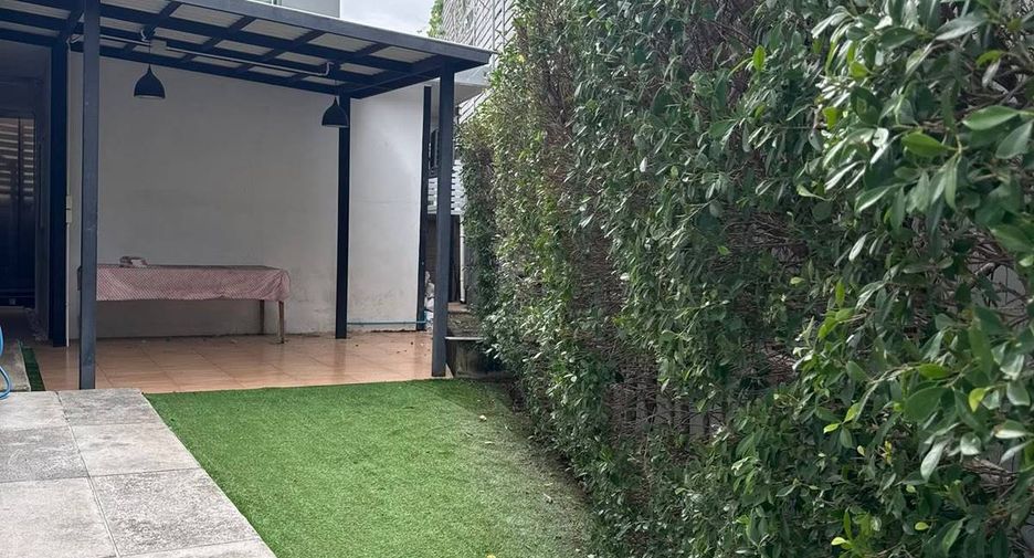 For rent and for sale 4 bedrooms house in Bang Kapi, Bangkok
