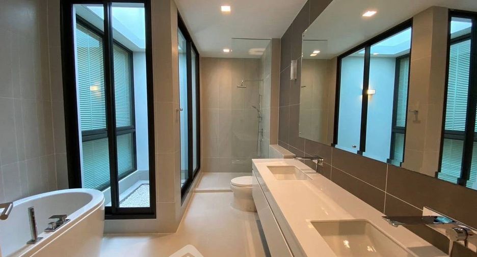 For sale 4 bedrooms house in Lat Phrao, Bangkok