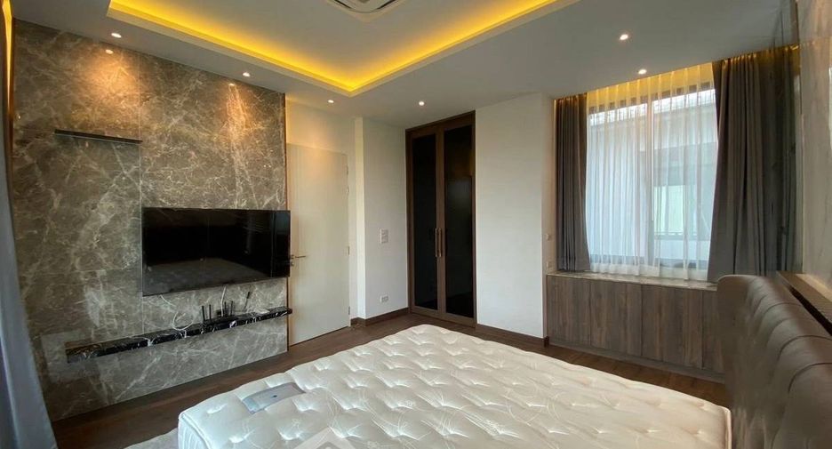For sale 4 bedrooms house in Lat Phrao, Bangkok