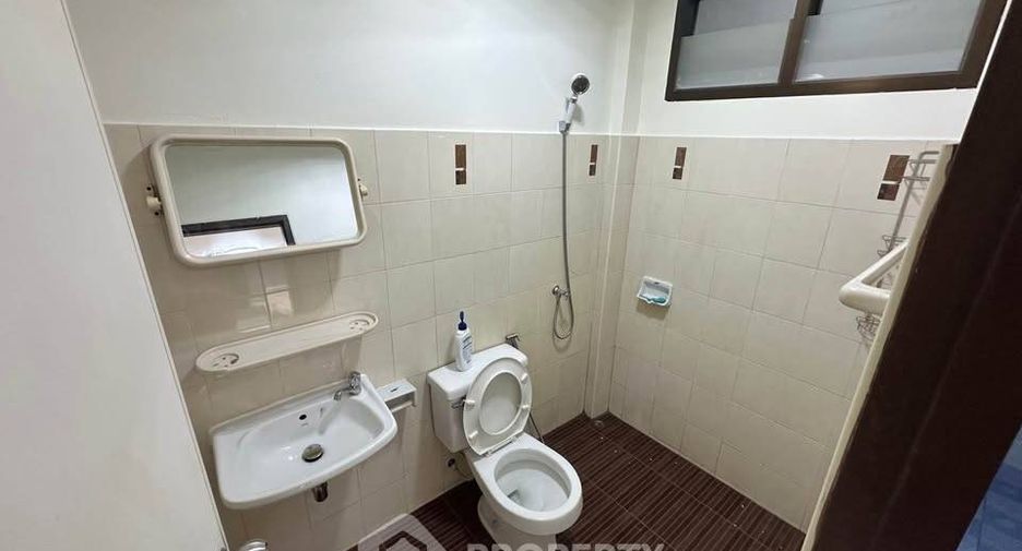 Casa adosada en venta de 3 habitaciones en Mueang Chon Buri, Chonburi