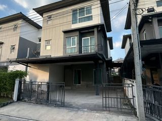 Casa adosada en venta de 4 habitaciones en Prawet, Bangkok