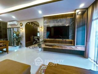 Haus zur Miete und zum Kauf mit 4 Zimmer in Saphan Sung, Bangkok
