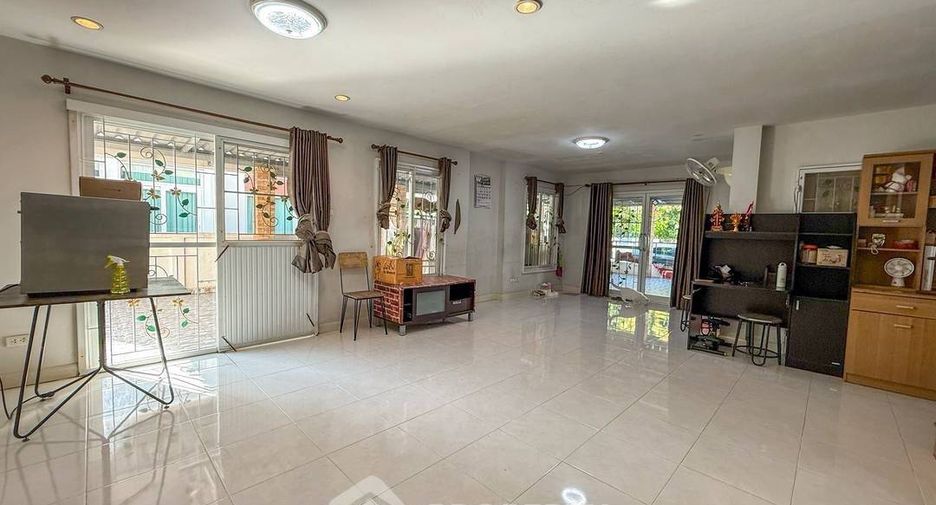 For sale 3 bedrooms house in Si Racha, Chonburi