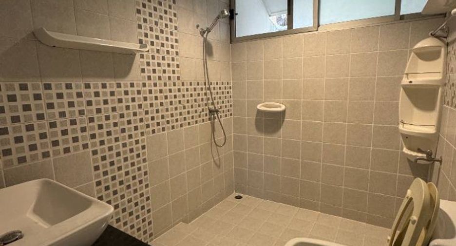 For sale 5 bedrooms house in Saphan Sung, Bangkok