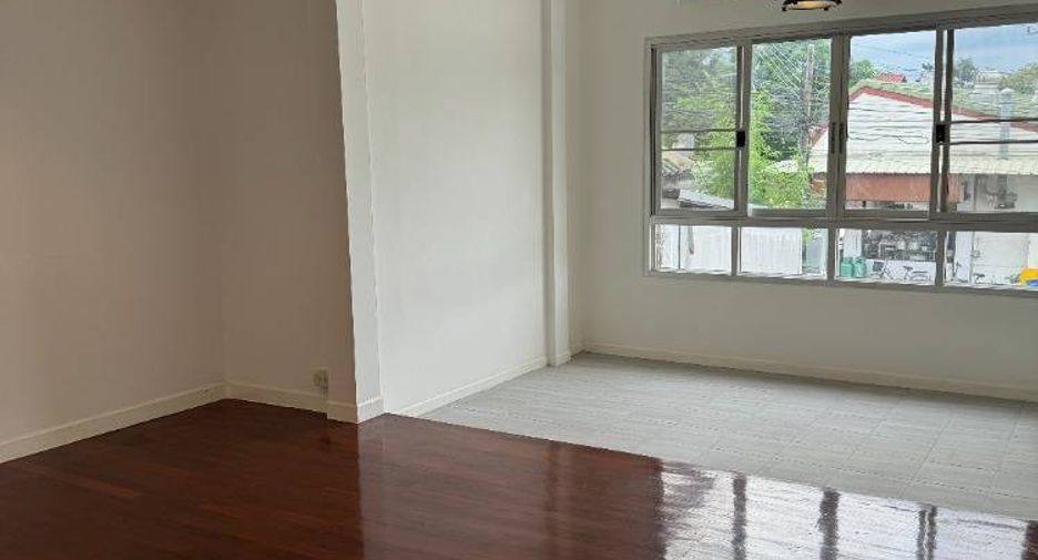 For sale 5 bedrooms house in Saphan Sung, Bangkok