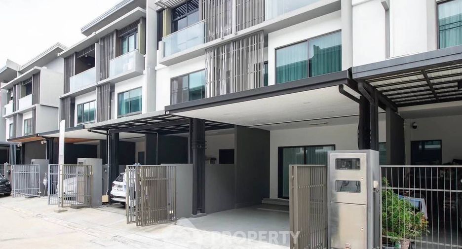 For sale 3 bedrooms townhouse in Lat Phrao, Bangkok