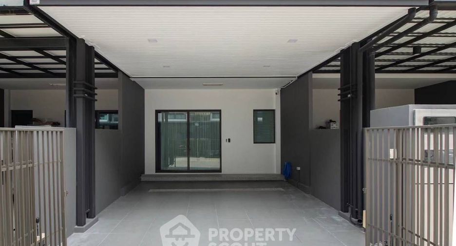 For sale 3 bedrooms townhouse in Lat Phrao, Bangkok