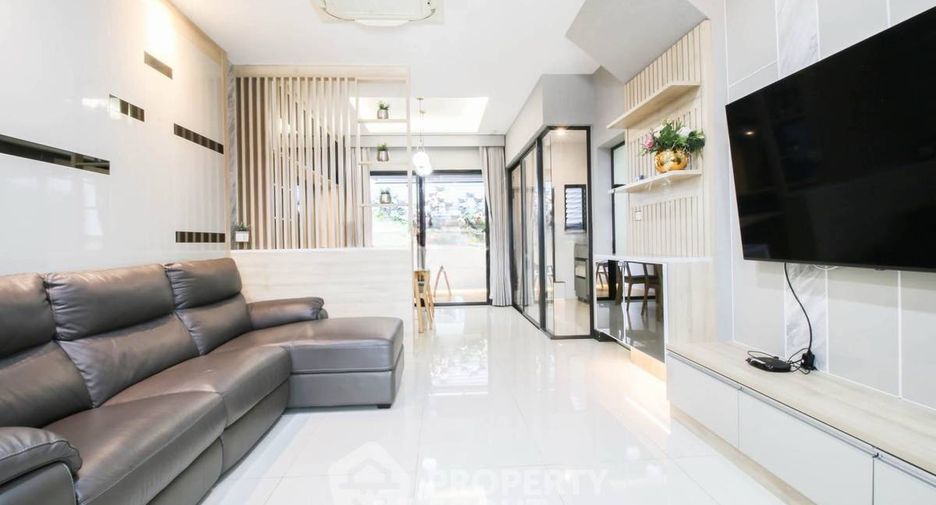 For sale 3 bedrooms townhouse in Lat Phrao, Bangkok
