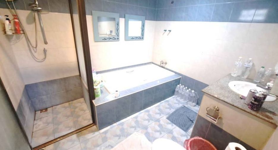 For sale 4 bedrooms house in Sattahip, Chonburi