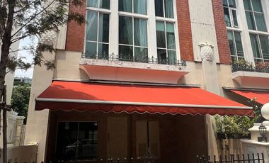 Casa adosada en venta de 4 habitaciones en Watthana, Bangkok