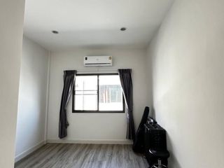Reihenhaus zum Kauf mit 3 Zimmer in Saphan Sung, Bangkok