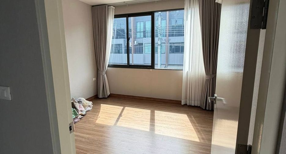 For sale 3 bedrooms townhouse in Prawet, Bangkok