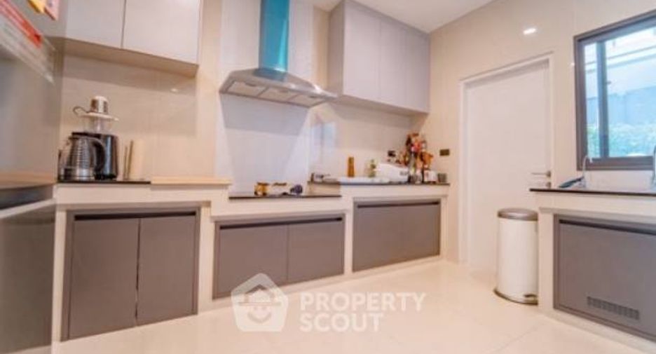 For sale 4 bedrooms house in Bang Kapi, Bangkok