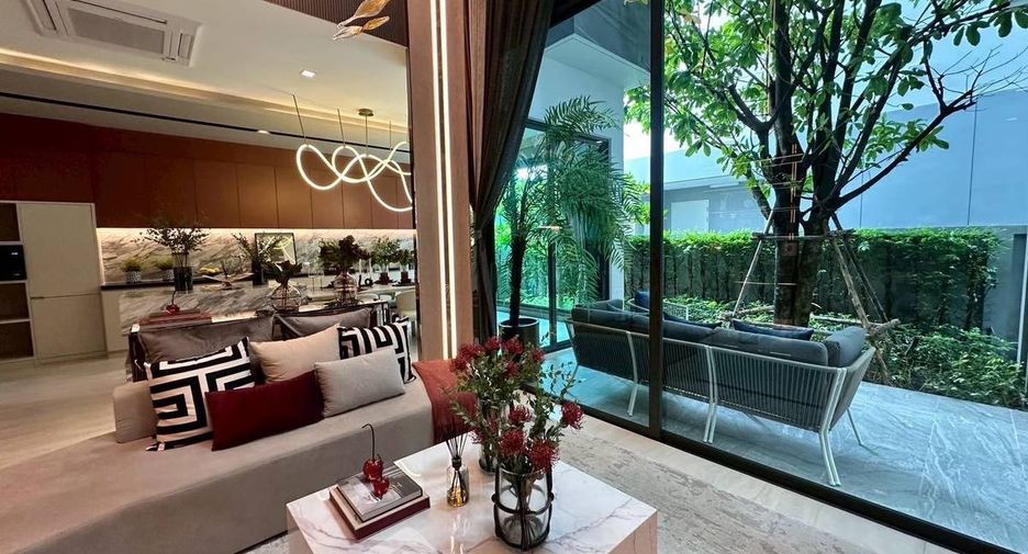 For sale 4 bedrooms house in Bang Kapi, Bangkok