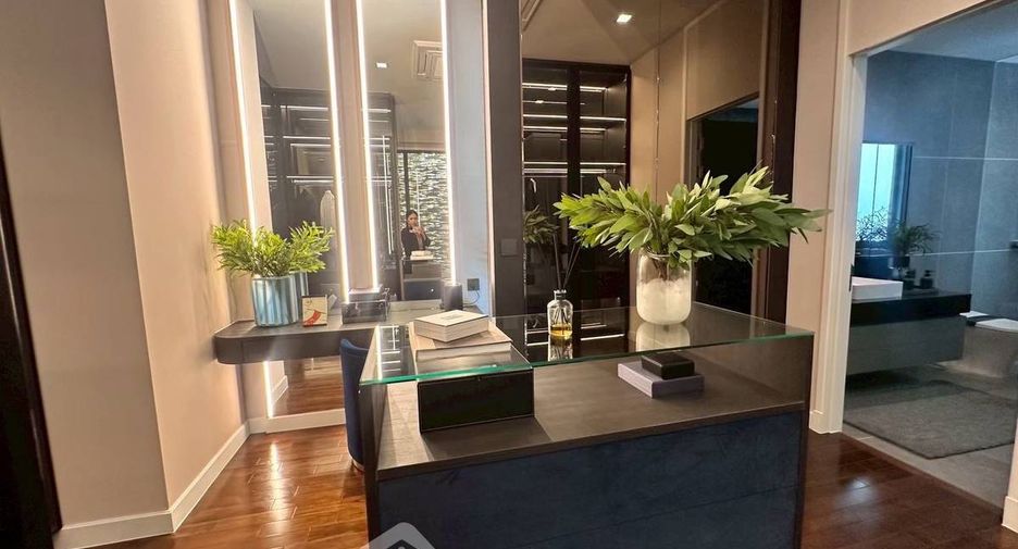 For sale 4 bedrooms house in Bang Kapi, Bangkok